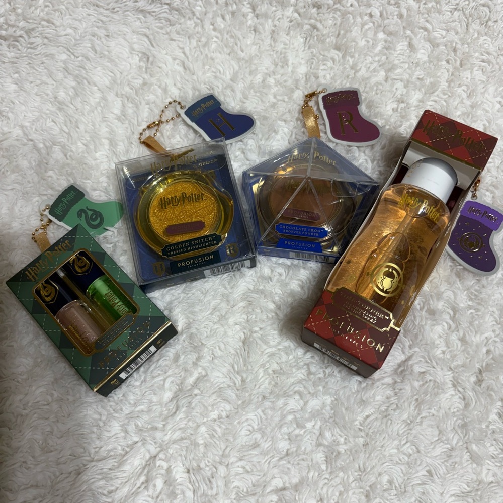 Warner Bros. Harry Potter Profusion Cosmetics!
BNWT